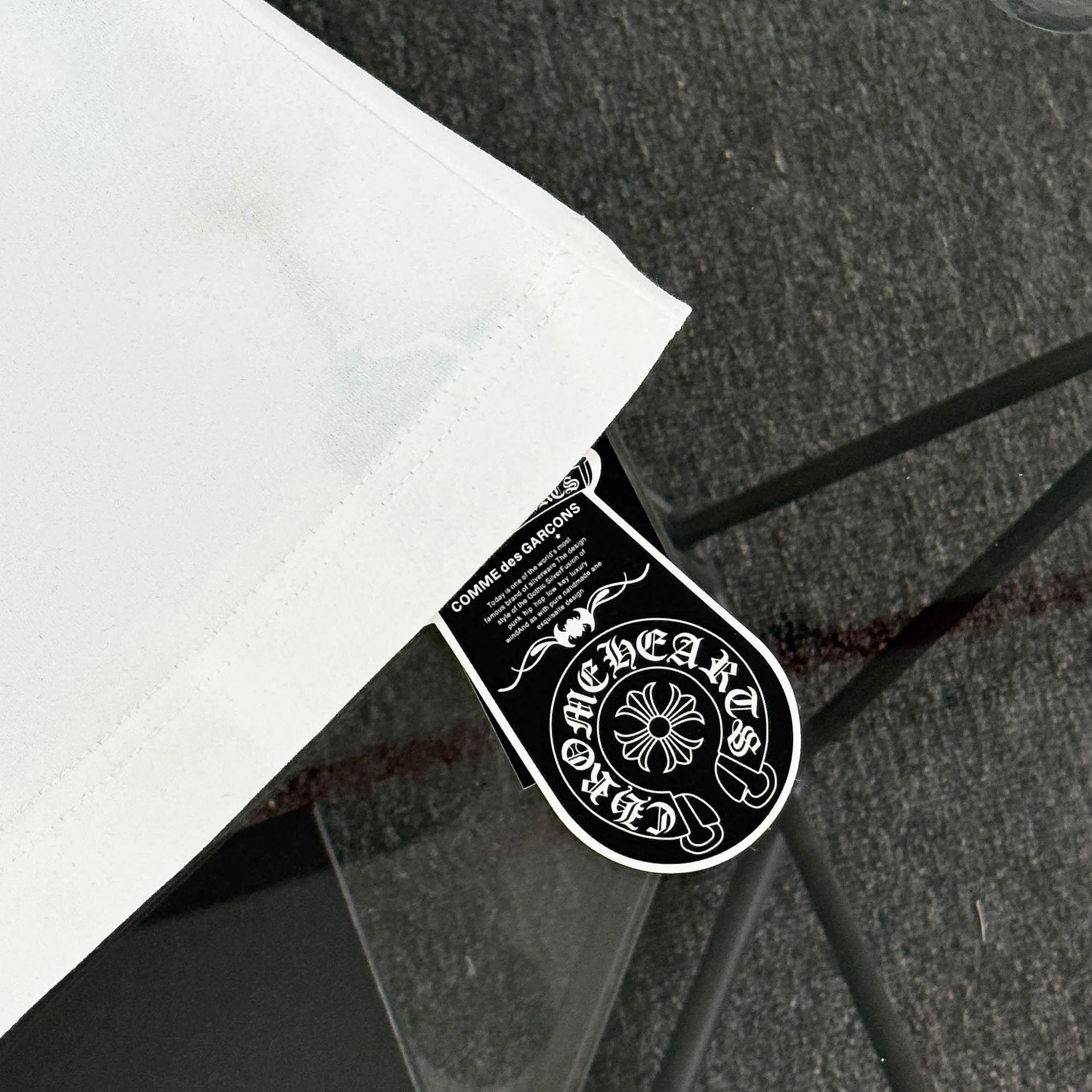 P170 Chrome Hearts Chrome Hearts 25 high version. The fabric is made of 300g high-density pure cotton. It does not deform or shrink. It has three labels. It is the same style for men and women. Technology: Gradient digital printing. Color: White. Black. SIZE: S-XL.